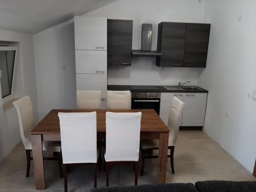 Dapur atau dapur kecil di Apartmani Šegedin