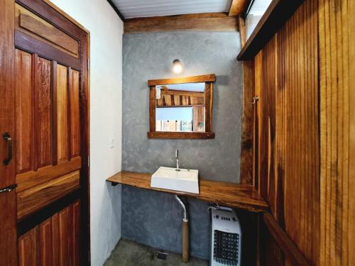 y baño con lavabo y espejo. en Casa Om - Vila de São Jorge en Sao Jorge