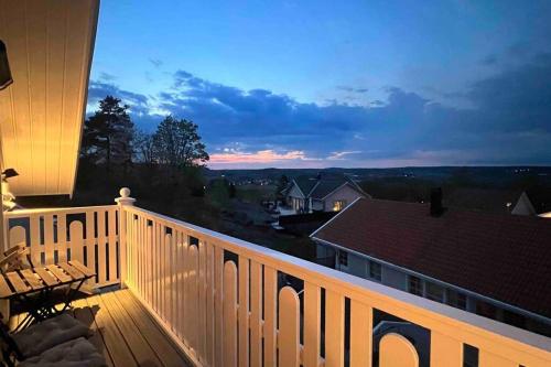 balkon domu z widokiem w obiekcie Panoramavy nära Gbg och natur w mieście Olofstorp