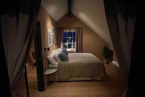 Panoramavy nära Gbg och natur في Olofstorp: غرفة نوم بسرير ونافذة