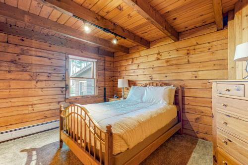 een slaapkamer met een bed in een blokhut bij Mountain View Farm in Lisbon