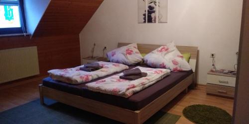 a bed with two pillows on it in a room at Ferienwohnung Bergblick in Trittenheim