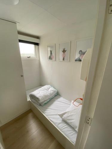 Cette petite chambre comprend des lits superposés. dans l'établissement Chalet Heische Tip in Zeeland, Noord-Brabant voor max 3 volwassenen en 2 kinderen, à Zélande