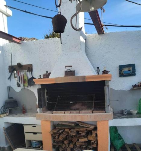 a kitchen with a pizza oven in a wall at Smaragda home in Liaropá
