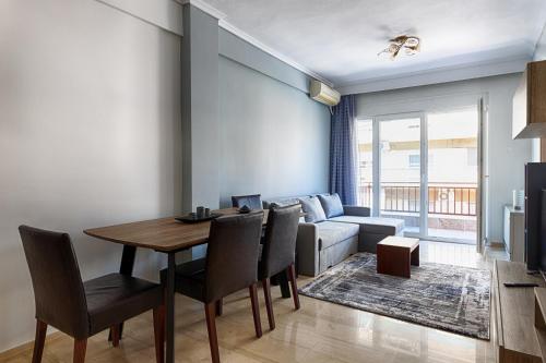 - un salon avec une table et un canapé dans l'établissement Marilians Luxury Apartment, à Thessalonique