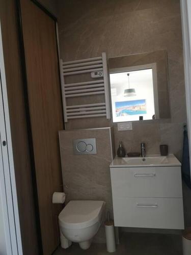 une petite salle de bain avec toilettes et lavabo dans l'établissement Chez Ramses, à Marseille