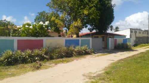 un camino de tierra delante de una valla con un árbol en Lucena Apartamento Temporada en Lucena