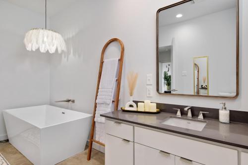un baño con lavabo y espejo en The Cypress Flats, en Lafayette