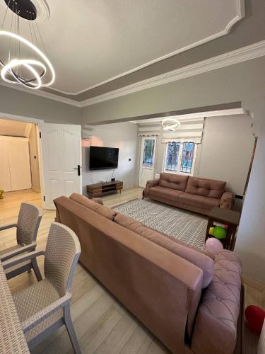 sala de estar con sofá grande y TV en Large Beachfront Villa in Natural Seaside with Sea View, en Yukarı Kocaali