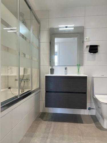 y baño con lavabo, aseo y espejo. en Habitación confortable para parejas, en Barcelona