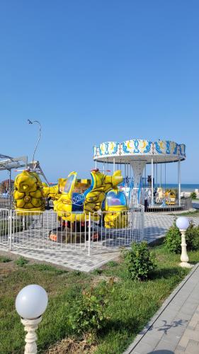 un parque acuático con un montón de paseos amarillos en Sea View House, en Sumqayit