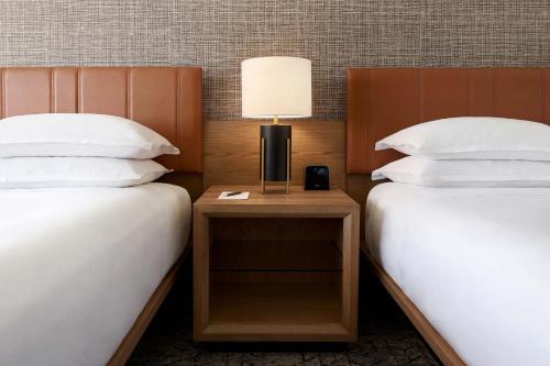 Postel nebo postele na pokoji v ubytování Sheraton Reston
