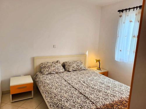 een slaapkamer met een bed en twee kussens erop bij Apartment Anna in Novi Vinodolski