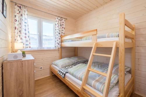 a bedroom with bunk beds in a cabin at Domki Bruno Mare in Bobolin