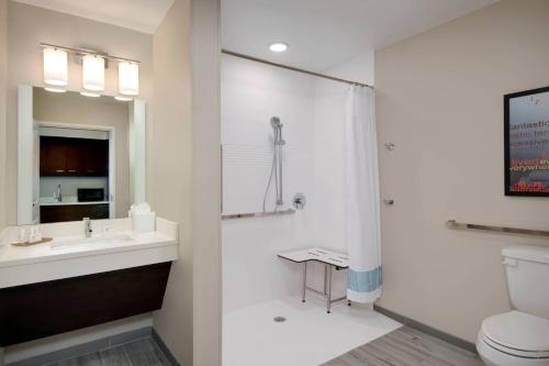 Baño blanco con lavabo y aseo en TownePlace Suites by Marriott Niceville Eglin AFB Area, en Niceville