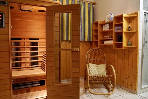 een kamer met een sauna met een stoel erin bij Landhaus Pölzl in Bodensdorf