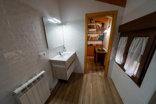 y baño con lavabo y espejo. en Casa Rural Casa Clemen, en Villalba Baja