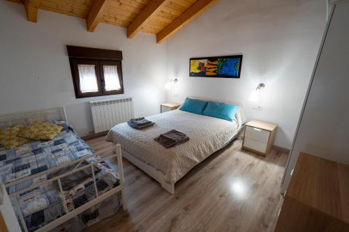 a bedroom with a bed and a bed sidx sidx sidx sidx at Casa Rural Casa Clemen in Villalba Baja