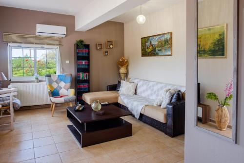 ein Wohnzimmer mit einem Sofa und einem Tisch in der Unterkunft Seashore Apartments in Chorafakia