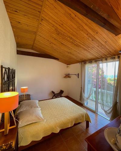 une chambre avec un lit et une grande fenêtre dans l'établissement Residence VILLA MOROSI - Favone, à Conca