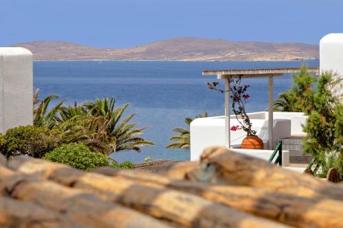 una vista del océano desde el techo de una casa en Apsenti couples only, en Agios Ioannis Mykonos
