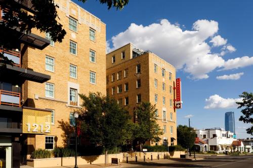 un edificio alto de ladrillo en una calle de la ciudad en Ambassador Hotel Oklahoma City, Autograph Collection en Oklahoma City