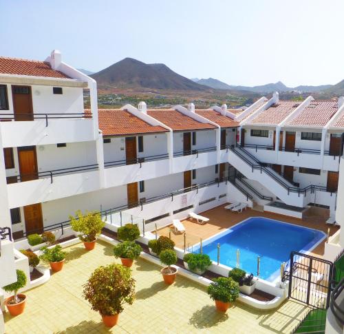 Stylish flat and pool with 3 rooms, sleeps 6, Los cristianos