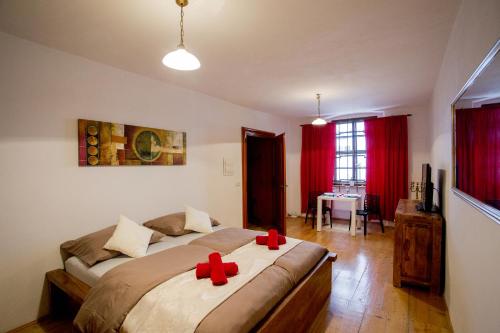 Un dormitorio con una cama con cruces rojas. en Apartmán Mariánská 5, en Olomouc