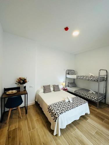 Posteľ alebo postele v izbe v ubytovaní HOSTEL COSTA-LUZ Béjar 28-30