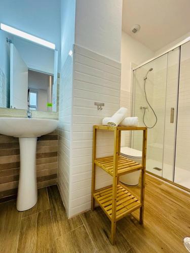 uma casa de banho com um lavatório, um WC e um chuveiro em HOSTEL COSTA-LUZ Béjar em Huelva