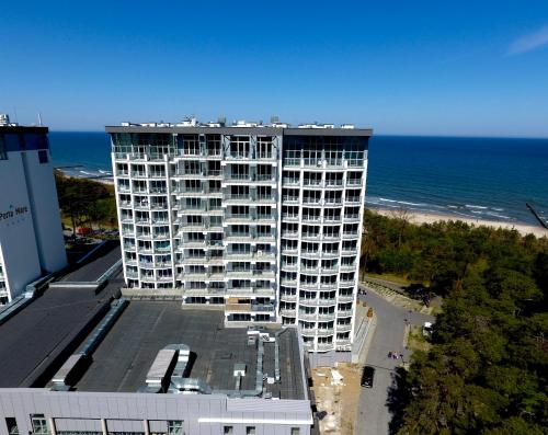 an aerial view of a large building next to the beach at Studio z Widokiem na Zalew Porta Mare Przy Plazy 11-te Pietro - Apartament 293 in Dziwnówek