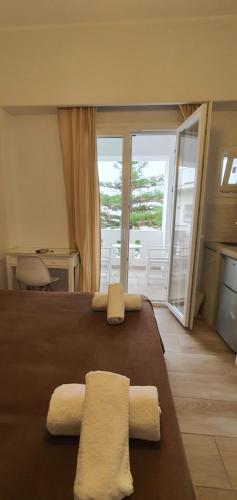 1 dormitorio con 1 cama con 2 toallas en Anassa Studios, en Naxos Chora