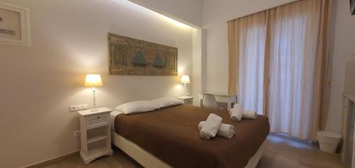 1 dormitorio con 1 cama grande y 2 almohadas en Anassa Studios, en Naxos Chora