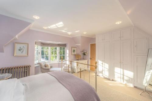 ein Schlafzimmer mit einem großen weißen Bett und ein Zimmer in der Unterkunft Rose Cottage in Ventnor