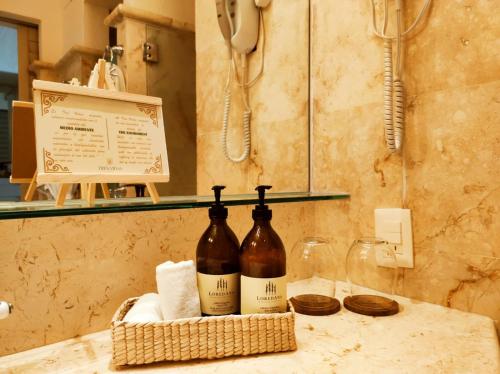 - deux bouteilles de vin assises sur un comptoir dans la salle de bains dans l'établissement Hotel Tres Vidas Acapulco, à Barra Vieja