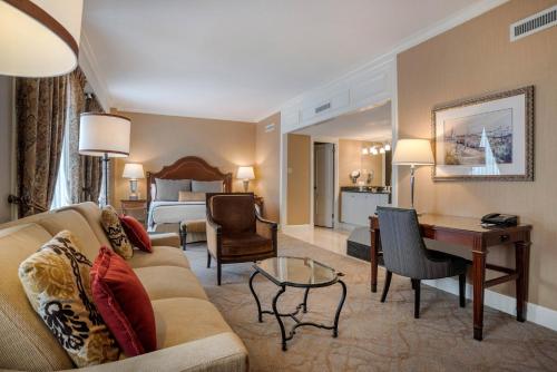 Ruang duduk di Omni Royal Orleans Hotel
