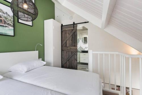 a bedroom with a bed and a barn door at Vakantiehuisje Dichtbij Zee in Vlissingen