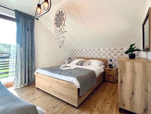 Giường trong phòng chung tại Apartamenty na Wyrszczku