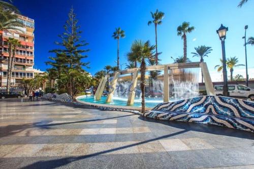 park wodny w mieście z palmami w obiekcie Bungalow avec piscine w mieście Torrevieja