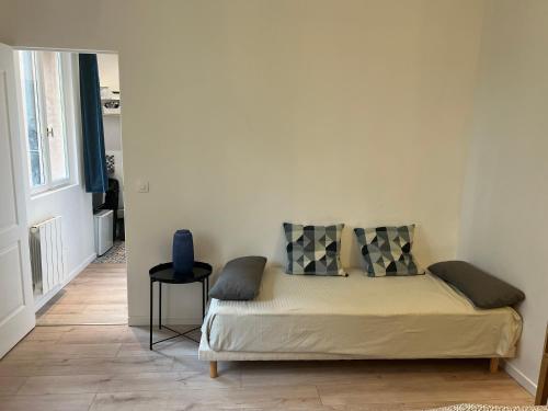 une chambre avec un lit avec des oreillers dessus dans l'établissement Suite Junior indépendante, à Paris