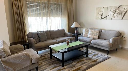 Abdoun Apartmentにあるシーティングエリア