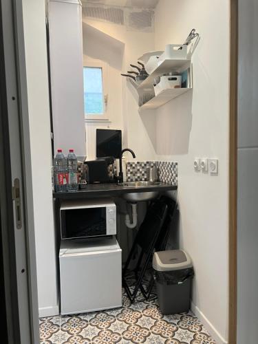 - un petit bureau avec un bureau et un ordinateur dans l'établissement Suite Junior indépendante, à Paris