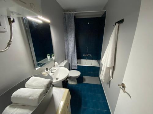 Baño pequeño con lavabo y aseo en Apartamento Duplex en La Molina, en Alp