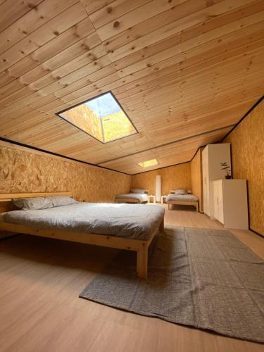 1 dormitorio con 1 cama y tragaluz en Apartamento Duplex en La Molina, en Alp