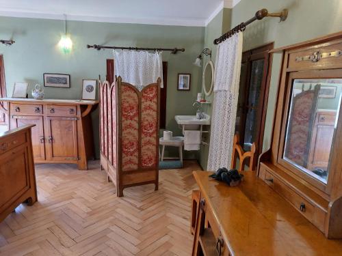 a living room with wooden floors and a dining room at VILLINO AMELIATTE in Cison di Valmarino