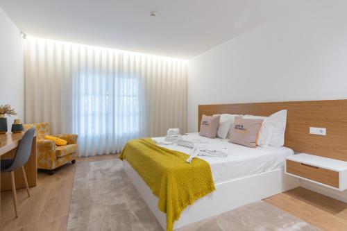 - une chambre avec un lit doté d'une couverture jaune dans l'établissement Quinta Devesa do Monte, à Amares