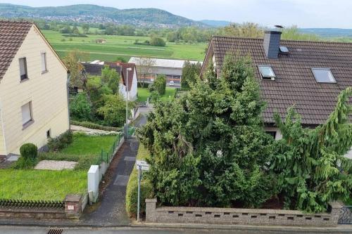 an aerial view of a house and a tree at Arbeiterwohnung, bis zu 9 Personen, Langzeitmieter, Monteurzimmer in Gelnhausen