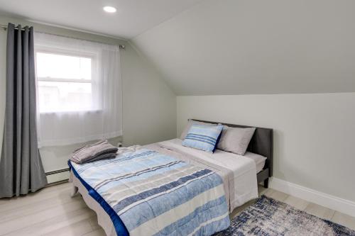 um quarto com uma cama e uma janela em Jersey City Vacation Rental about 8 Mi to NYC! em Jersey City