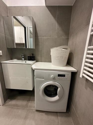 une salle de bain avec une machine à laver et un lavabo dans l'établissement Studio -Champs Élysées, à Paris