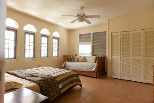 una camera con 2 letti e un ventilatore a soffitto di Perfect for destination weddings & family vacations! a Arecibo